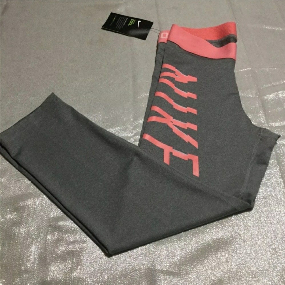 SMALL NIKE PRO CAPRIS NWT